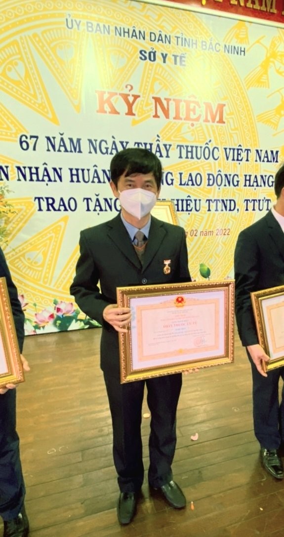 GIÁM ĐỐC 79 king 12 ĐA KHOA TỈNH m.79king 32  VINH DỰ ĐÓN NHẬN DANH HIỆU CAO QUÝ “THẦY THUỐC ƯU TÚ”